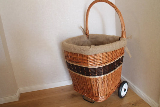 Chariot à Bois de Chauffage en Osier – Élégant, Pratique & Durable