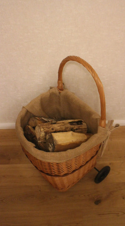 Chariot à Bois de Chauffage en Osier – Élégant, Pratique & Durable
