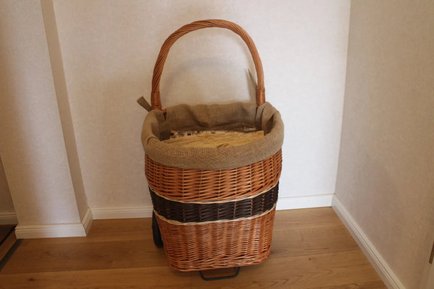 Chariot à Bois de Chauffage en Osier – Élégant, Pratique & Durable